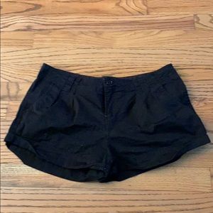 CUFFED BLACK SHORTS